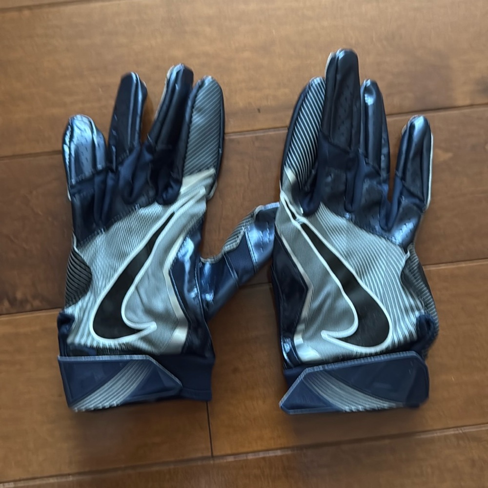 Football gloves.💙🩶